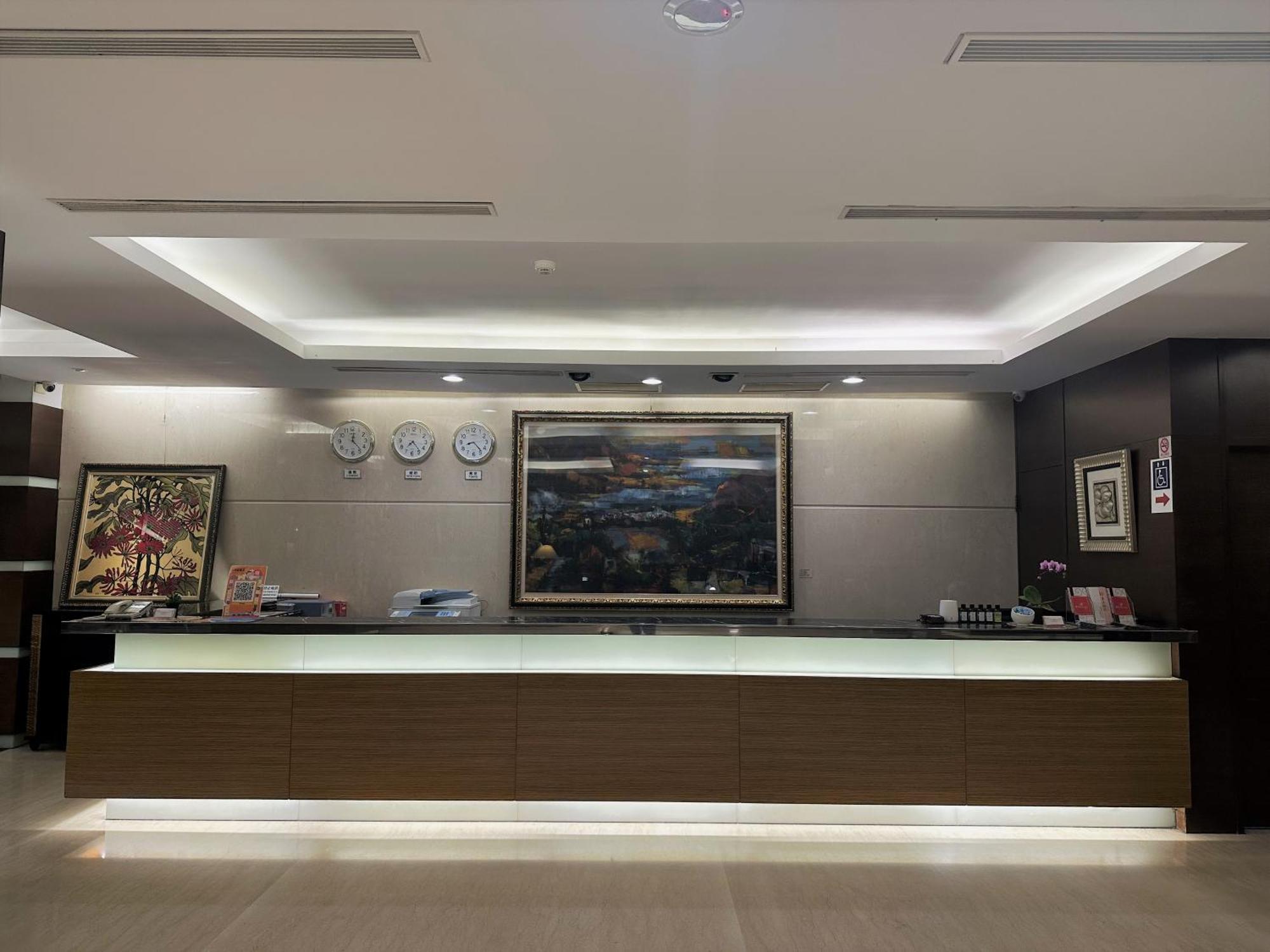 Young Soarlan Hotel - Tainan Exterior photo