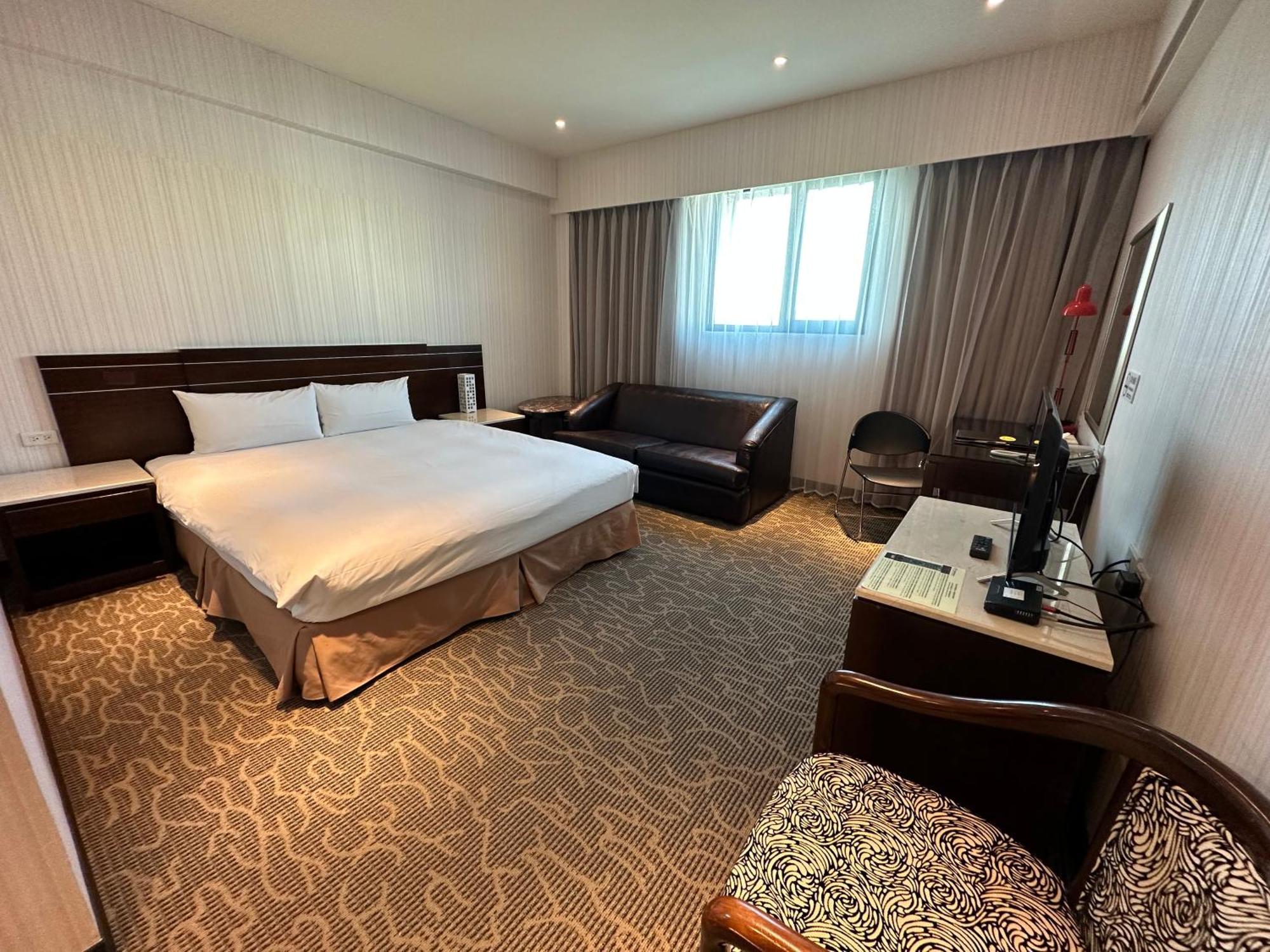 Young Soarlan Hotel - Tainan Exterior photo
