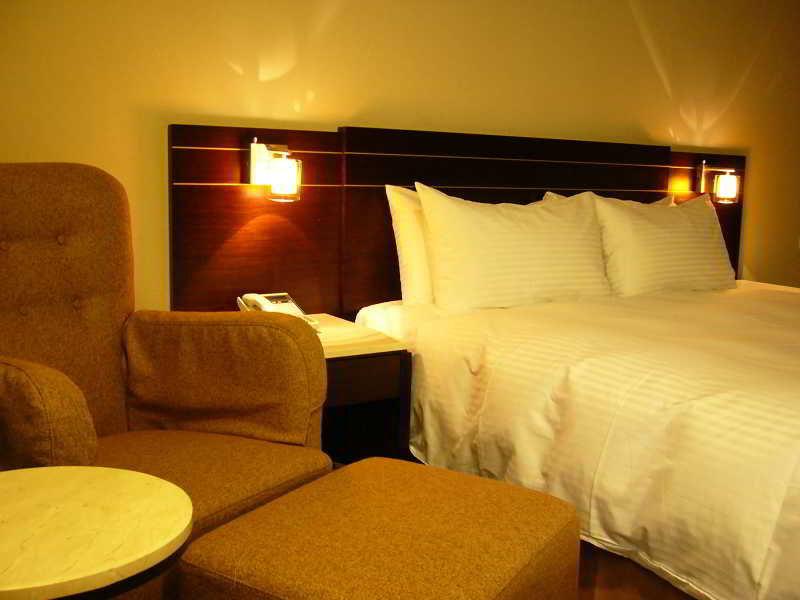 Young Soarlan Hotel - Tainan Exterior photo