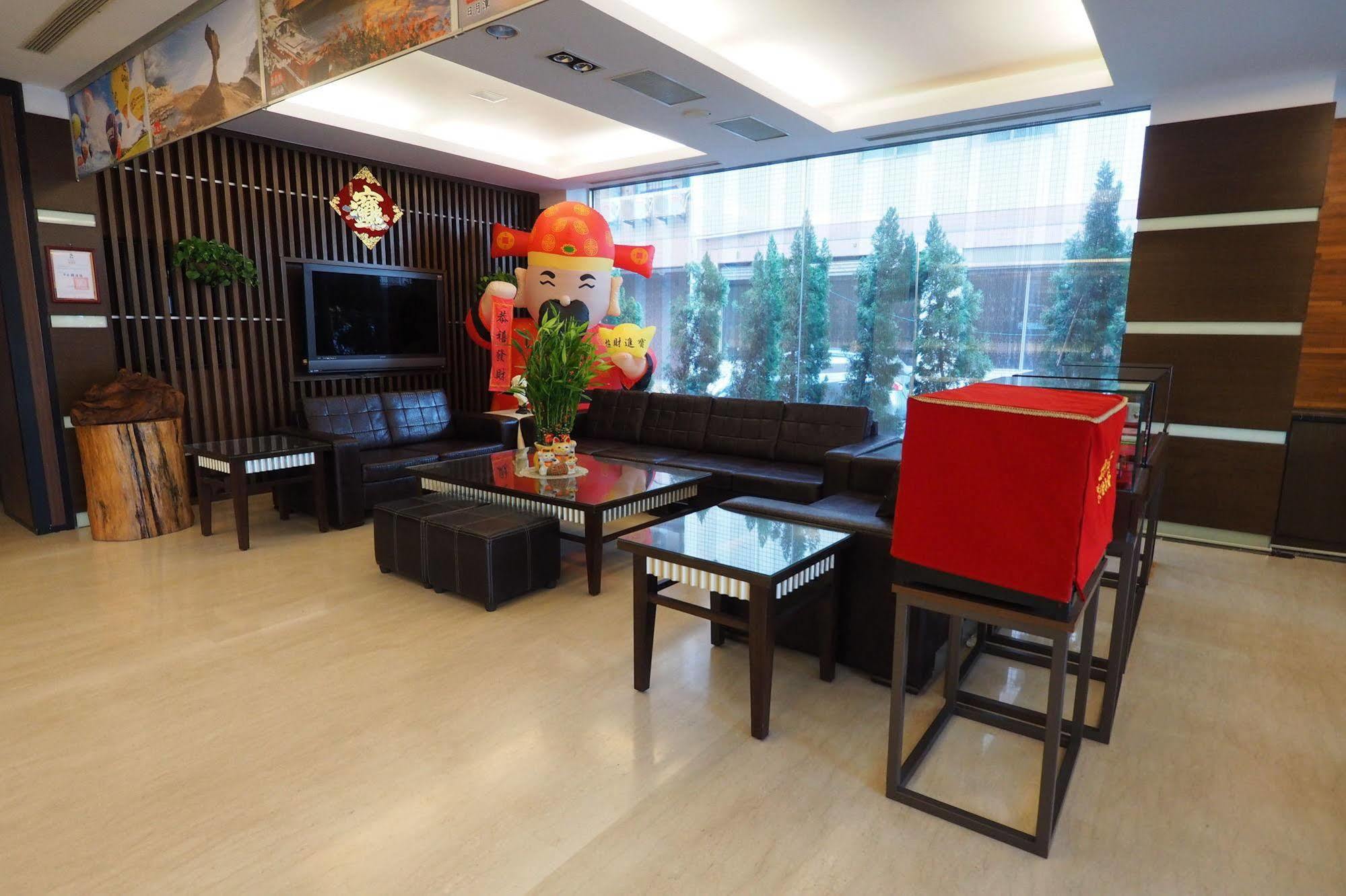 Young Soarlan Hotel - Tainan Exterior photo
