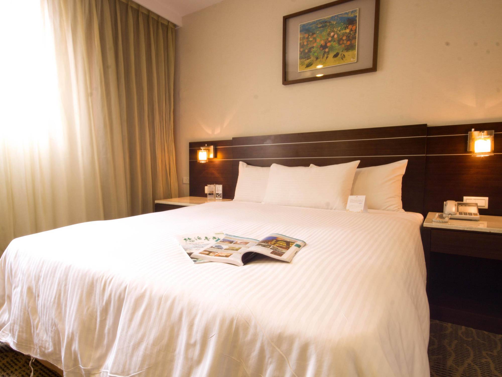 Young Soarlan Hotel - Tainan Exterior photo