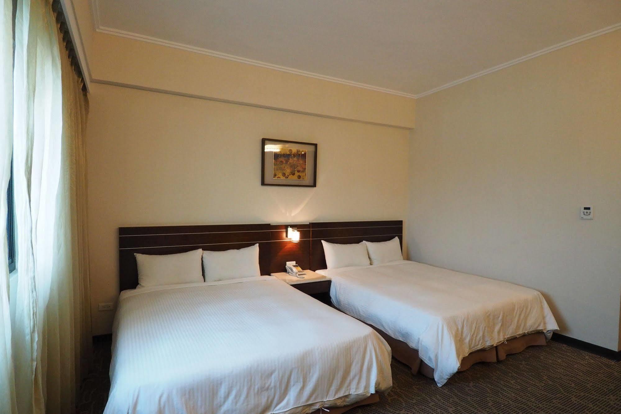 Young Soarlan Hotel - Tainan Exterior photo